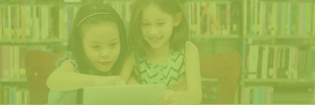 meisjes in bibliotheek