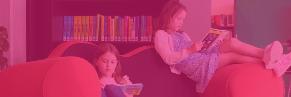 meisje in bibliotheek