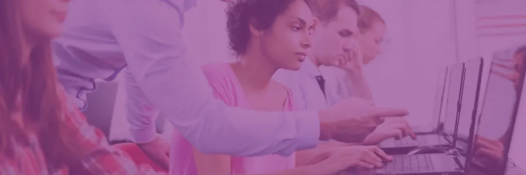 mensen achter computer