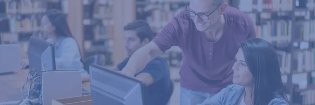 man geeft instructie aan vrouw