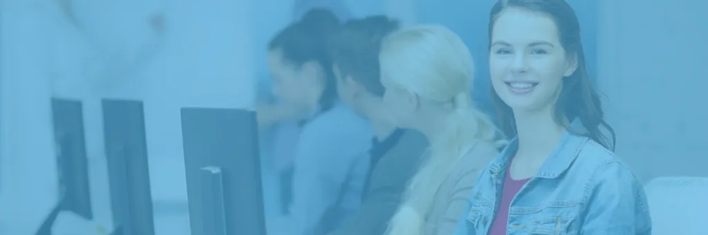 meisje achter computer