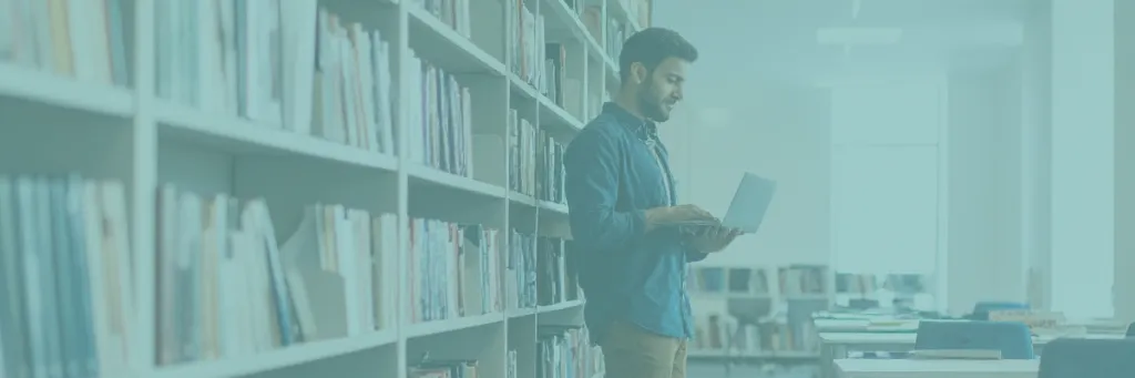 man in bibliotheek