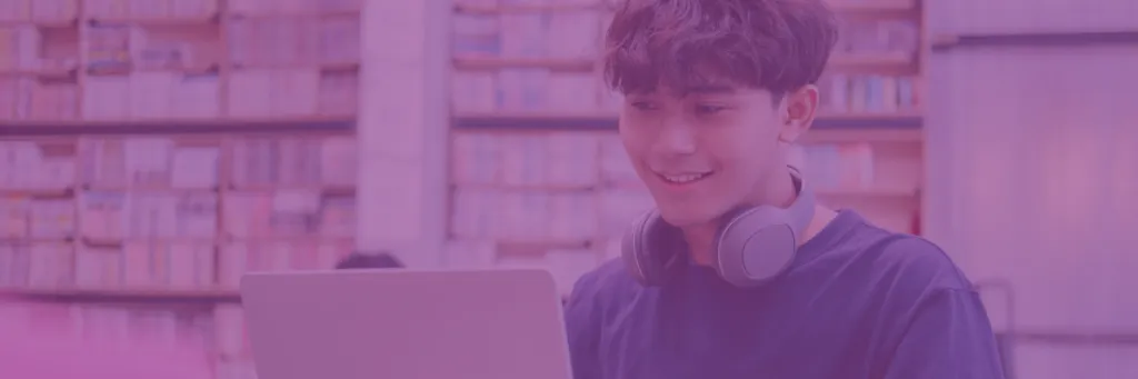 jongen achter laptop