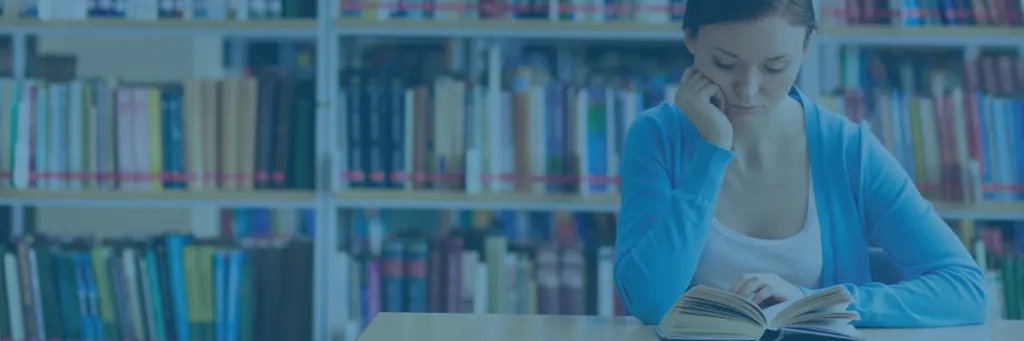 meisje in bibliotheek