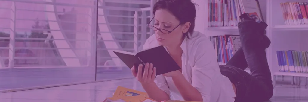 vrouw leest boek liggend