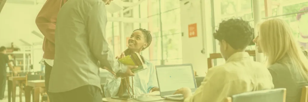 mensen in bibliotheek