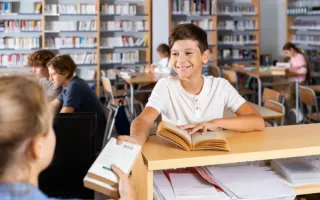 jongen in bibliotheek