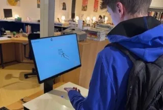 jongen in bibliotheek