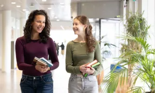 meisjes in gang met boeken