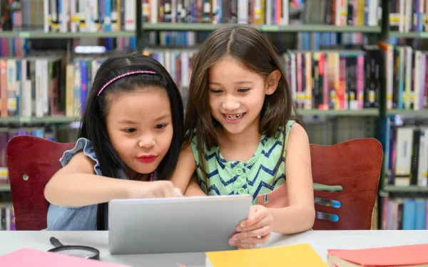 meisjes in bibliotheek