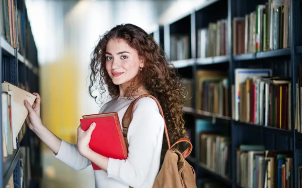meisje in bibliotheek