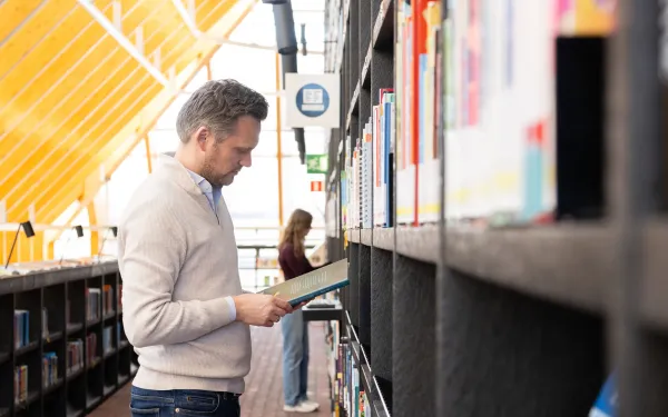 man in bibliotheek