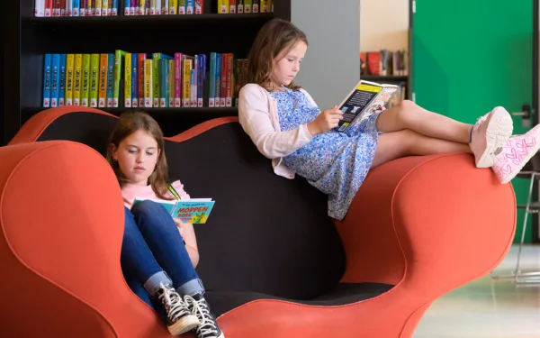 meisjes lezen in stoel
