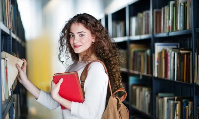 meisje in bibliotheek
