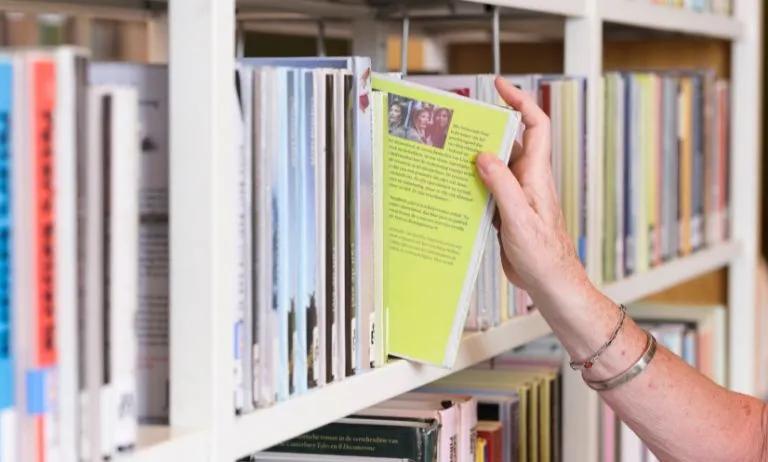 boek pakken uit boekenkast