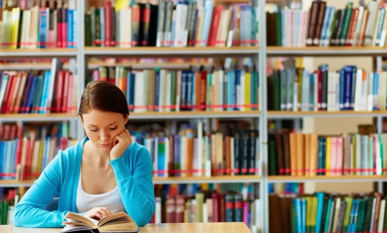meisje in bibliotheek