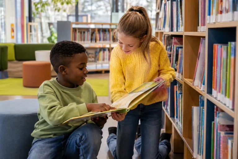 Twee kinderen die in een boek kijken